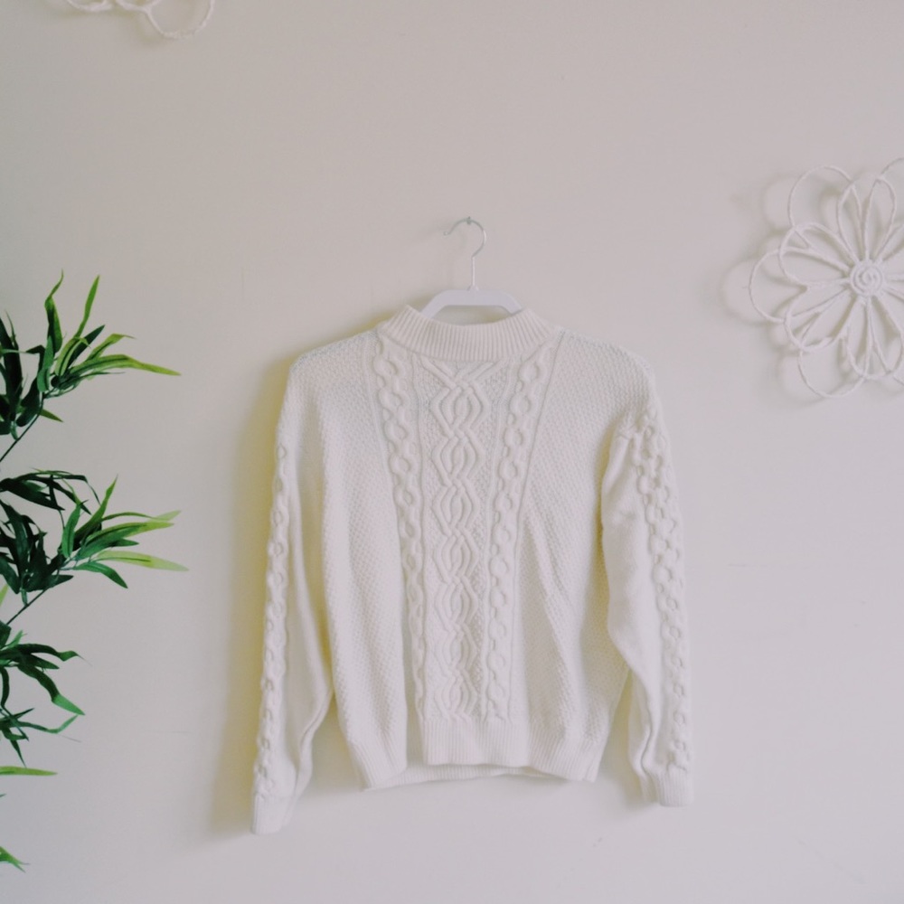 ✰ wonderful match-with-everything white sweater ✰